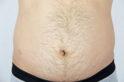 男性のムダ毛、生えていてアウトなのは？⇒第2位「腹・へそ」第1位「●●」
