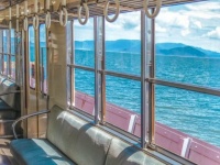 真っ青な海の上を行く...　「千と千尋」のような幻想的車窓風景に10万人感動