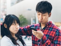 デート中、男性が彼女の目を盗んで「こっそりする」こと4つ