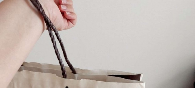 お土産でいっぱいの紙袋が（画像はphotoAC、イメージ）