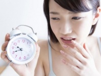 トイレ前後で別人に!?　働く女性の「すっぴん出社」エピソード10
