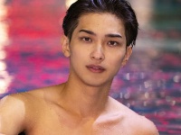 横浜流星、肉体美や銀髪カット公開。写真集＆パーソナルブックを発売