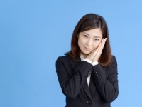 女性から見るとわざとらしいけれど、男性にはモテちゃう……！   そんな「計算テクニック」4つ！