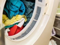 海洋汚染の元凶であるマイクロプラスチック。淡水に流れ出る6割が洗濯による糸くずであることが判明（米研究）