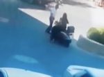 ドジっ子…？笑　同じ男性に２回も当たってしまうバイクの女性。