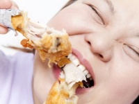 男子がなえる「女子の変な食べ方」12選 「何にでも●●をかける」「すしネタをしゃりから……」