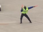 マジメに仕事しろッ！（笑）　踊る誘導員が楽しそう！