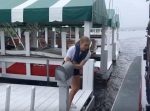 忙しいけど楽しそう！　船を動かしたまま湖畔に手紙を届ける配達員。