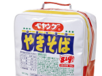 インパクトやべえ！　『ペヤングソースやきそば』がまさかのリュックサックに！？