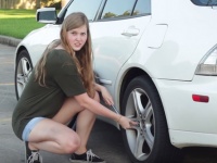 カワイイ女子が車のタイヤ交換をレクチャーするバカ動画が「面白い！」と話題に