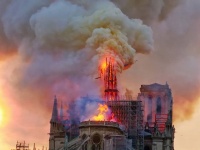 ノートルダム大聖堂で発見された謎の棺の封印が解かれる