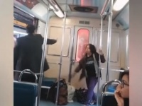 いきなりエクソシズム。地下鉄車内で女性に憑いた悪魔を祓おうを行おうとする男性、抵抗する悪魔（メキシコ）
