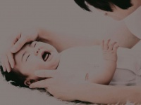 慣れない土地で、初めての子育て（画像はイメージ）