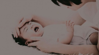 慣れない土地で、初めての子育て（画像はイメージ）