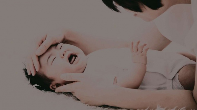 慣れない土地で、初めての子育て(画像はイメージ)