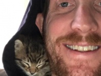 「今日猫を飼うことにしました！」ヒゲメン、猫と出会い大喜び。その姿を見た海外の反応