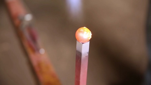 1600度の鉄球を氷の上に置く動画