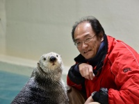 飼育員・石原良浩さんとラッコのメイちゃん（写真提供：鳥羽水族館）