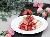先行販売「薔薇と国産いちごのパンケーキ」