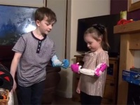 息子の為に3Dプリンタで義手を作ったお父さん。SNSで左手のない少女の存在を知り彼女の分も作ってあげる。
