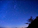 きょう２１日深夜から『オリオン座流星群』！　黒の夜空を流れる