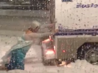 猛吹雪の中でレリゴー！「アナと雪の女王」のエルサ（男）が警察車両を救おうと奮闘する姿がとらえられる