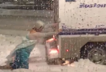 猛吹雪の中でレリゴー！「アナと雪の女王」のエルサ（男）が警察車両を救おうと奮闘する姿がとらえられる