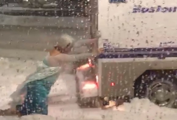 猛吹雪の中でレリゴー！「アナと雪の女王」のエルサ（男）が警察車両を救おうと奮闘する姿がとらえられる