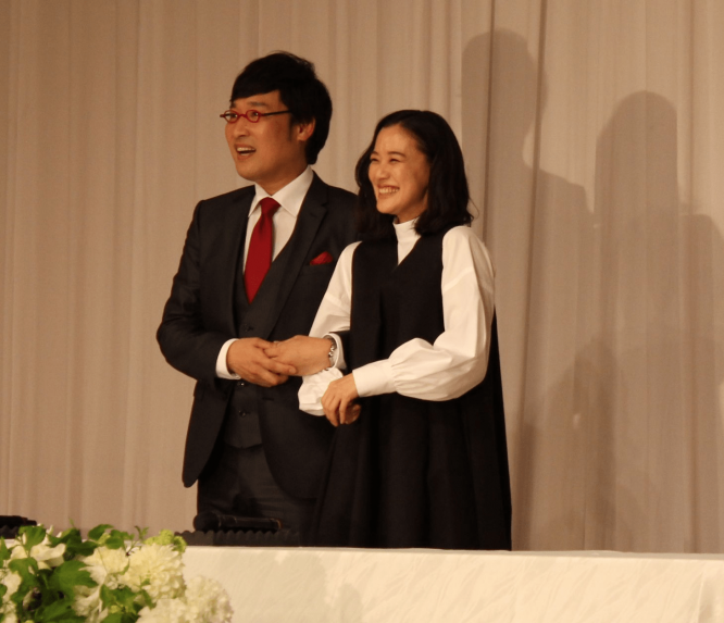 結婚会見で幸せいっぱいの笑顔を見せた（左より）山里亮太、蒼井優