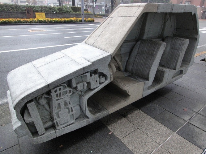 ヴィト・アコンチの作品。車が半分に切られている（画像はflickr