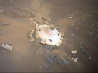墜落したUFOの残骸のよう。火星の地表に投棄された探査車のパーツをNASAのヘリコプターが撮影