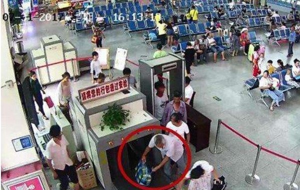 男性の荷物から人の腕が