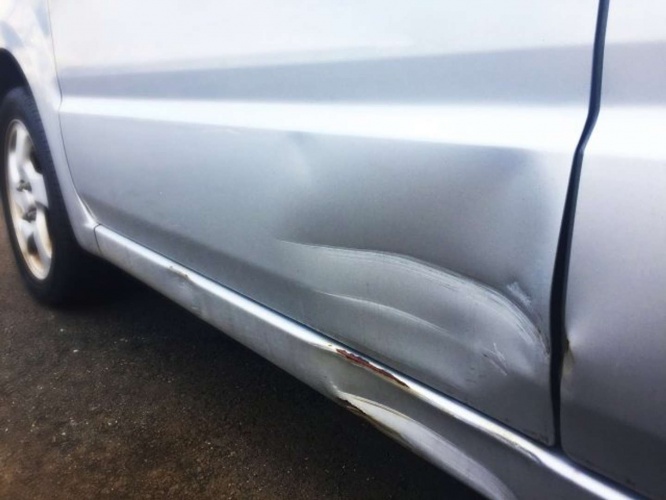 新車に傷や凹みが......（画像はイメージ）