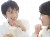 ズバリ、「しゃべるのが遅い女子」VS「早口な女子」、男ウケがいいのはどっち!?