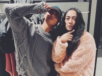 最高のカップルやん！　赤西仁、ロン毛でピンクのアウターを羽織った山田孝之との2ショット公開にファン歓喜の声