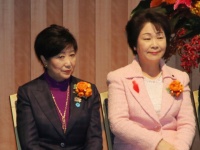 左から小池百合子東京都知事、吉村美栄子山形県知事