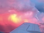 レアな光景！　飛行機から拝める「サンセットストーム」が神々しい！