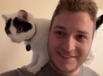 毎朝飼い主さんがトイレに行くと必ずついてくる猫。そしてある不思議な行動に…
