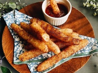 材料3つでこんなにうまい。サクっと揚げたポテトの中にチーズがとろ～り「ポテトチーズスティック」の作り方【ネトメシ】