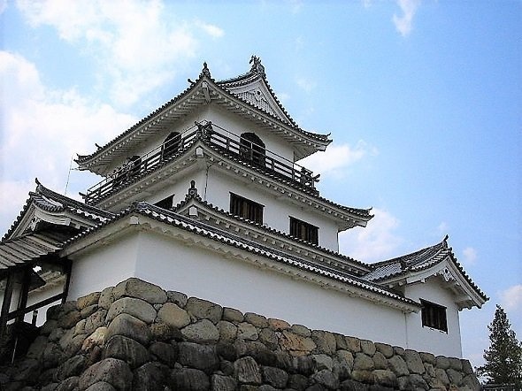 被災前の白石城三階櫓の雄姿（Haseyu-さん撮影、Wikimedia Commonsより）