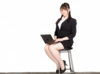 目のやり場に困る！　女子のオフィス服・6選