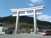 鹿嶋神社大鳥居（弥さん撮影, Wikimedia Commons