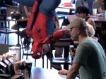 あの人物も出演！？　『スパイダーマン』が現れるスターバックスのドッキリ