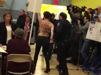 トランプ氏が訪れたニューヨーク州の投票所で2人の女性がトップレスになり抗議！