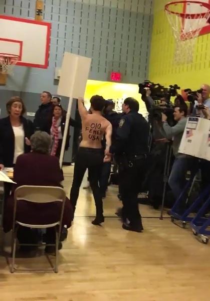 トランプ氏が訪れたニューヨーク州の投票所で2人の女性がトップレスになり抗議！