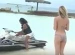 これからジェットスキーに乗る女性に襲いかかった災難とは！？