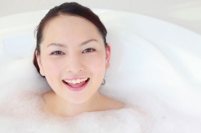 彼女とのお風呂、6割の男性が「好き」と回答！　「大事な○○の場」「ラブラブ感ある」