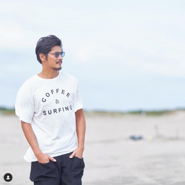 坂口憲二、白Tシャツで海を眺めている姿に大反響「男から見てもかっこいい男」