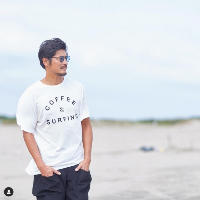 坂口憲二 白tシャツで海を眺めている姿に大反響 男から見てもかっこいい男 1ページ目 デイリーニュースオンライン