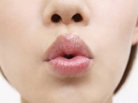 知らずに遊びで……？　自分で「キスマーク」をつけた女子の実態4選